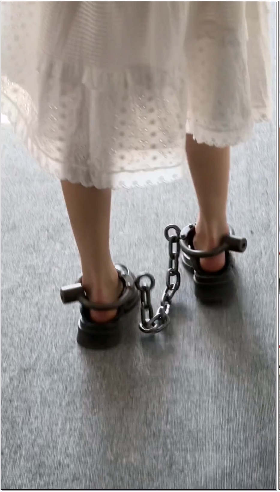 BLE020-布莱恩 女大学生初次体验脚镣，黑铁制式脚镣