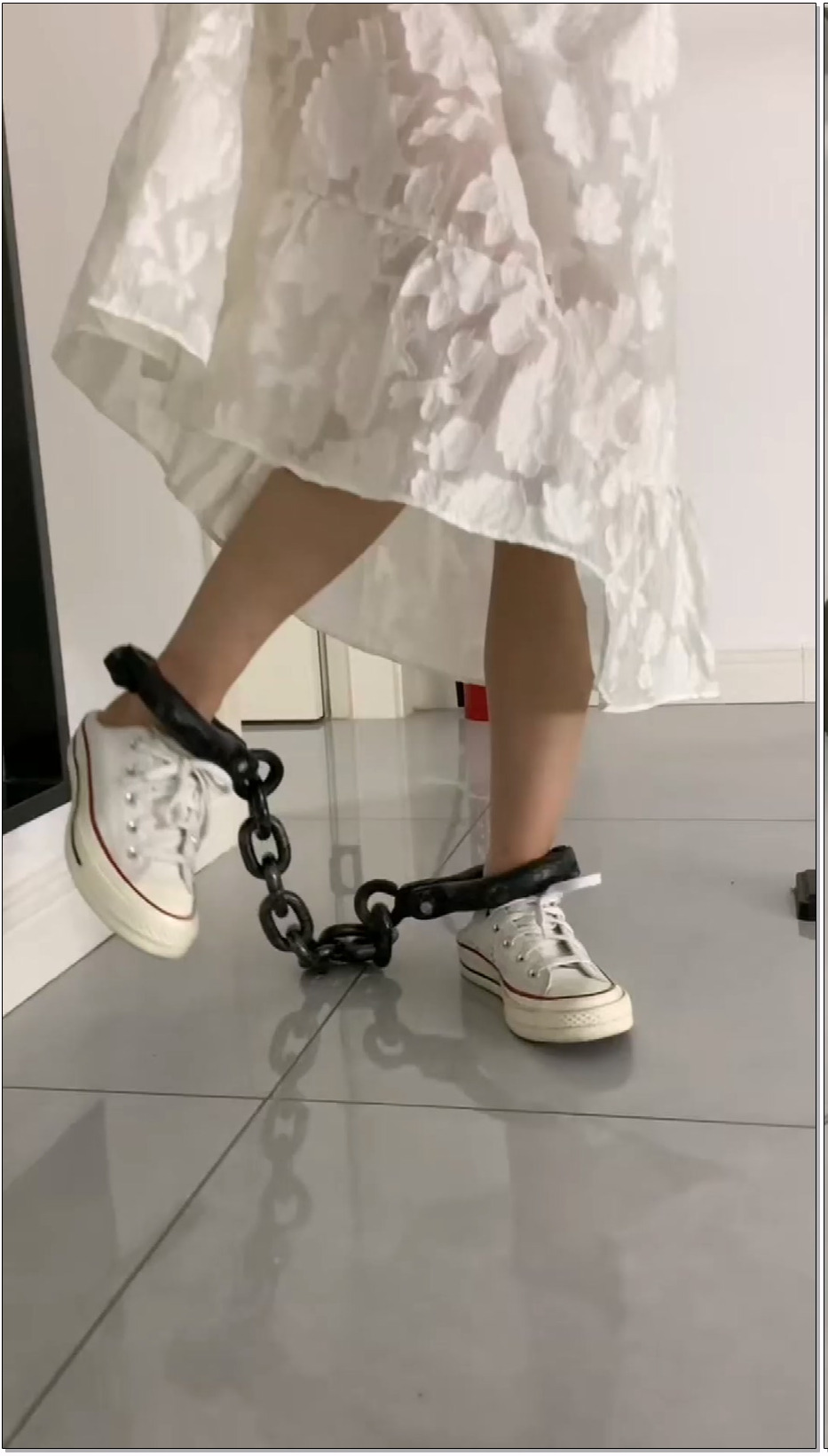 BLE025-布莱恩 3个女孩体验戴脚镣