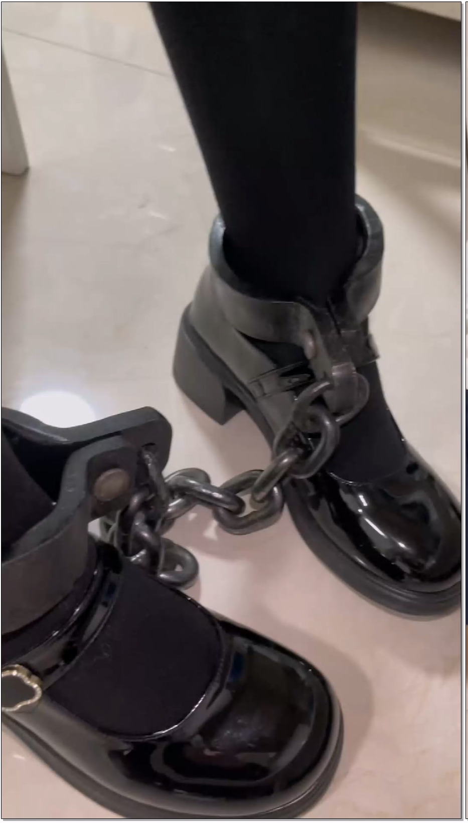 BLE049-布莱恩 18岁女高铁铆钉死镣-焊接-烧红-砸死脚 镣两天禁锢 下