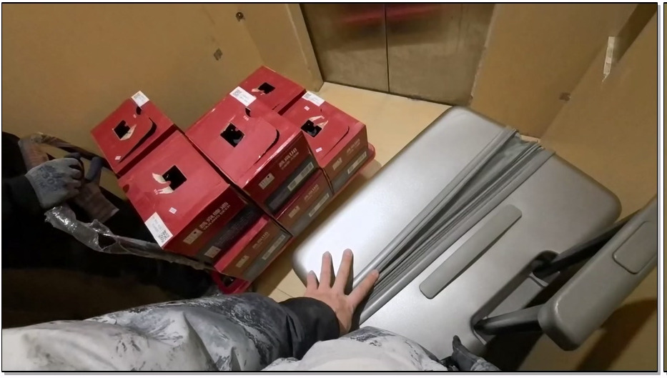 FXX155-FXX 暴走的小萝莉 惊险的旅程 奇怪的行李箱 比起众目睽睽的羞耻