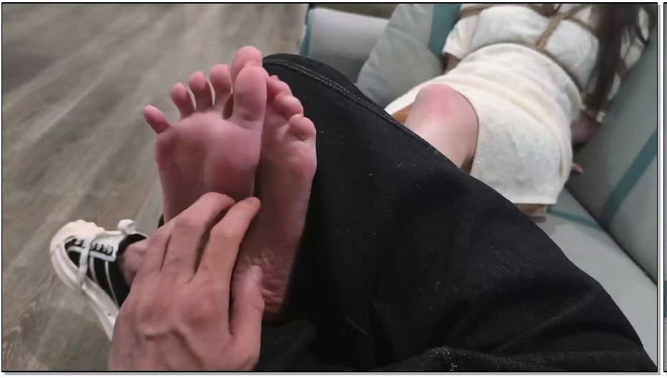 HYYC045-禾一原创 命令 清纯小美 紧缚跪姿嘴捡球 白嫩光滑的小脚十分惹人怜爱