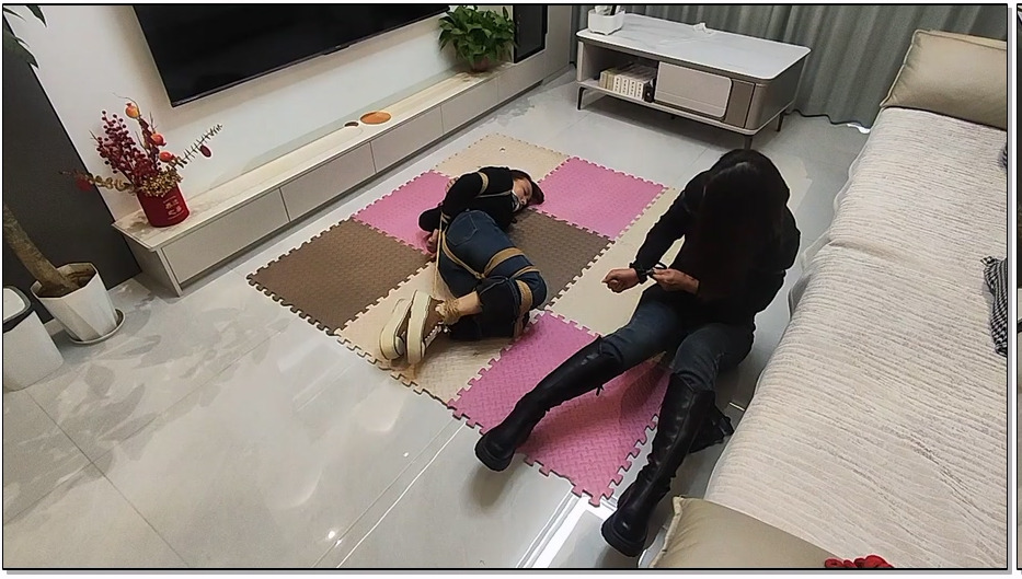 LXSH021-理想生活 居家游戏 两女相约到家里玩捆绑游戏，中途有人敲门，结果被劫持