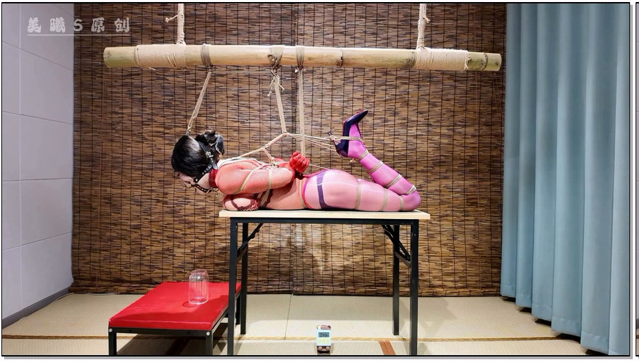 MXSYC002-美曦s 微剧情之圣诞特辑《调教伪娘骚母狗+驷马吊头固定放置收集口水》