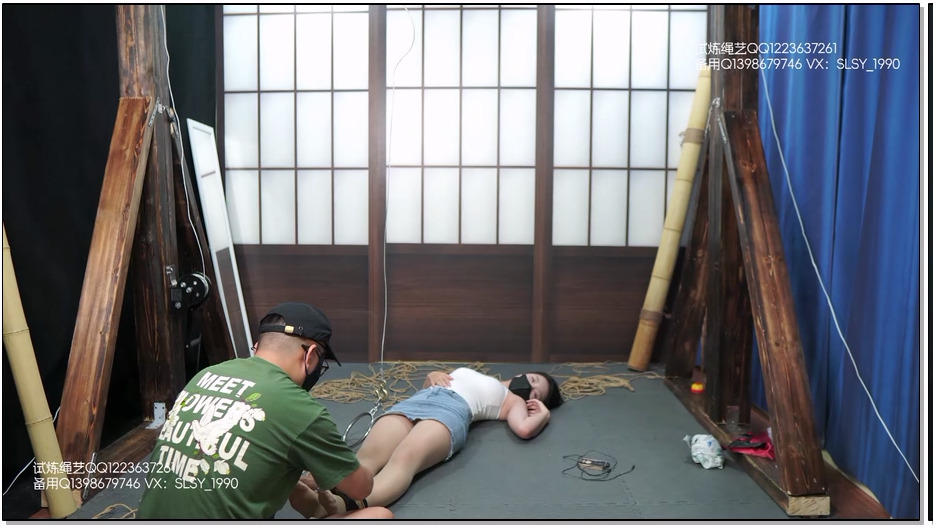 SL063-试炼 小欣倒吊 肉丝吊带短裙+竹杠侧吊SP+丝巾堵嘴+胶带封嘴+郊狼电击+倒吊+手铐+采访