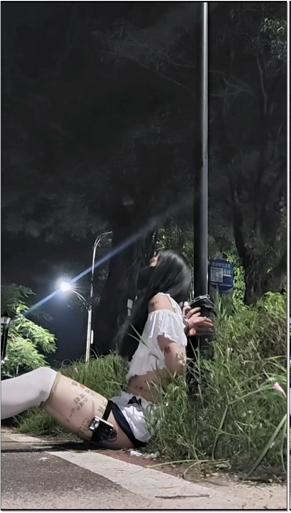SYSA1001-一只松鼠 全身是脏字的小男娘户外路灯手铐定时自缚电击放置