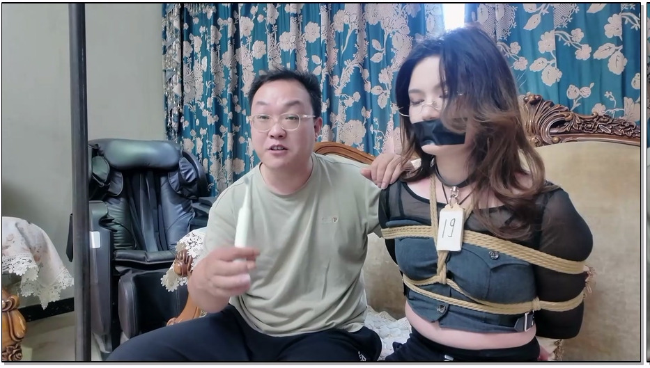 SYSA1215-枫叶工作室 缚美记·间谍温妮再落魔窟！直播互动！ 灰丝OL 玉足特写 单腿吊缚 疯狂TK