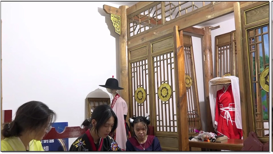 SYSA1943-束心工作室 几个大学生古装断案抓捕审讯刑具，老虎凳挠痒痒，捆绑斩首剧情，无厘头简单剧情第九集