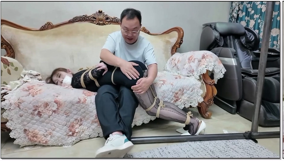 SYSA2007-枫叶工作室 《尤物收藏夹·芷溪·老胡的BD放松app初体验》 电波油丝 低胸包臀 SP惩罚 丝足TK