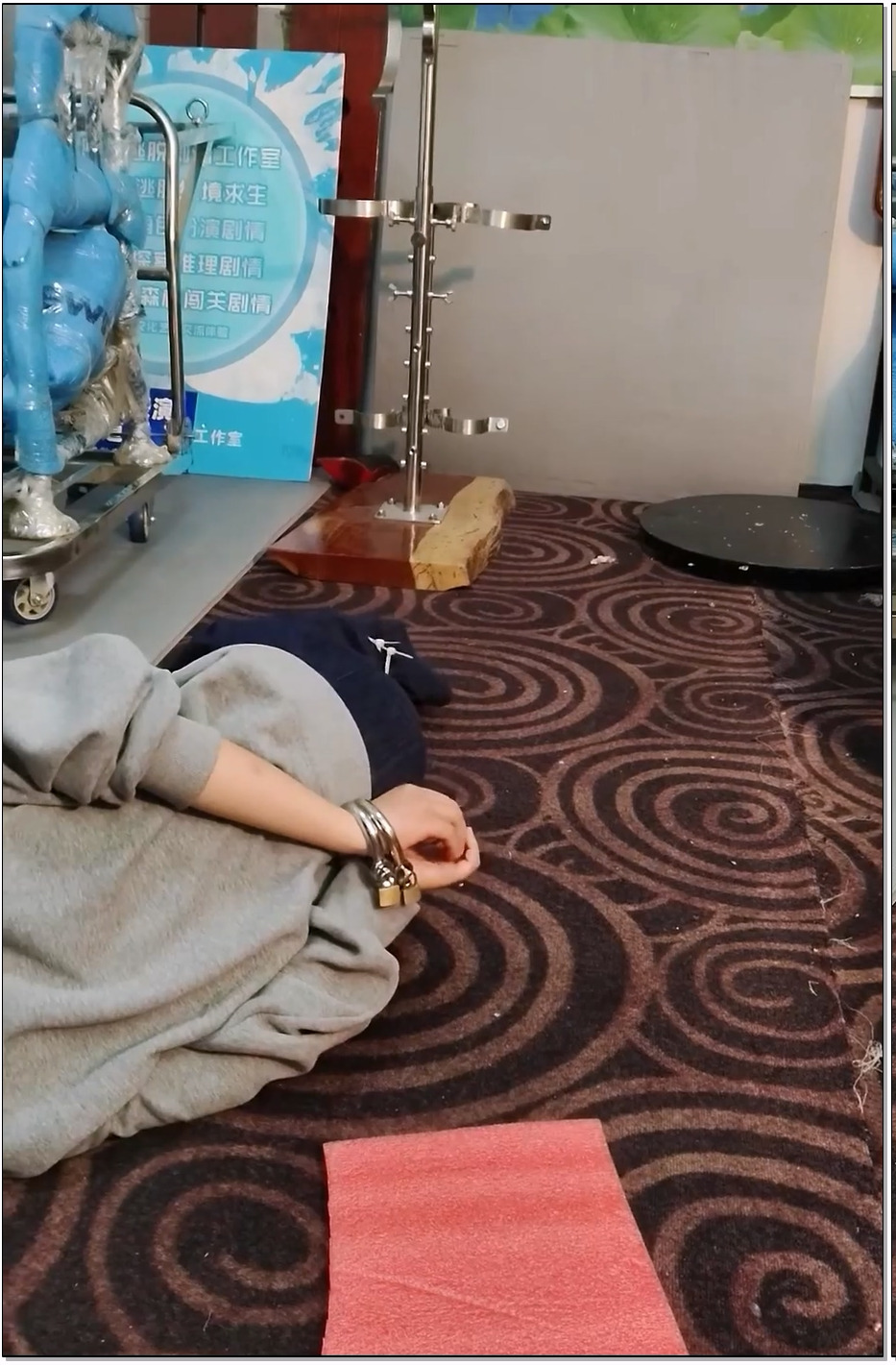 SYSA2066-束心工作室 两个女生QQ铐任务，女生带两个QQ铐蒙眼走指压板，找钥匙游戏