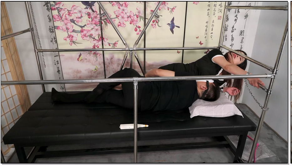 SYSA394-撒琅原创 床上的玩物系列 把脑袋固定在床头，反抗不得静等屈服即可–丝加棉、学生鞋、镣铐、TK、电击