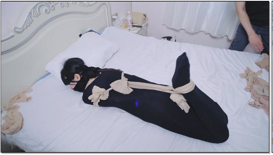 SYSA674-冷少与贝娘 丝袜捆绑+丝袜睡袋两层+丝袜勒嘴+丝袜蒙眼