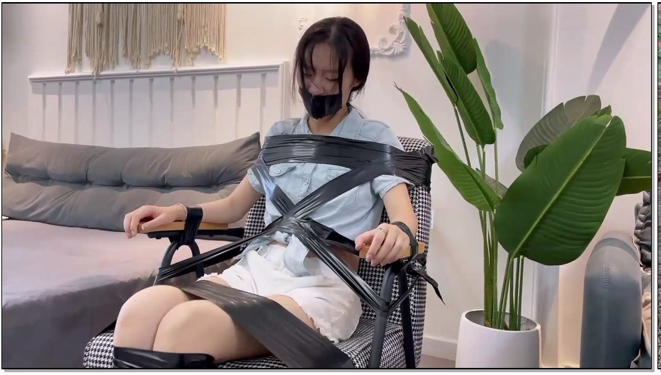 SYSA919-默示录 新模小晶 胶带捆绑+封嘴初体验 + 苏苏 暴雨泳衣泥泞地挣扎镣铐束缚（2部）