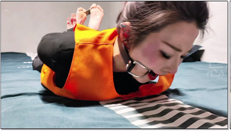 WYS060-忘忧社 一名女犯人被抓获，进行例行搜身检查后被带上手铐。审问时，她自称江红