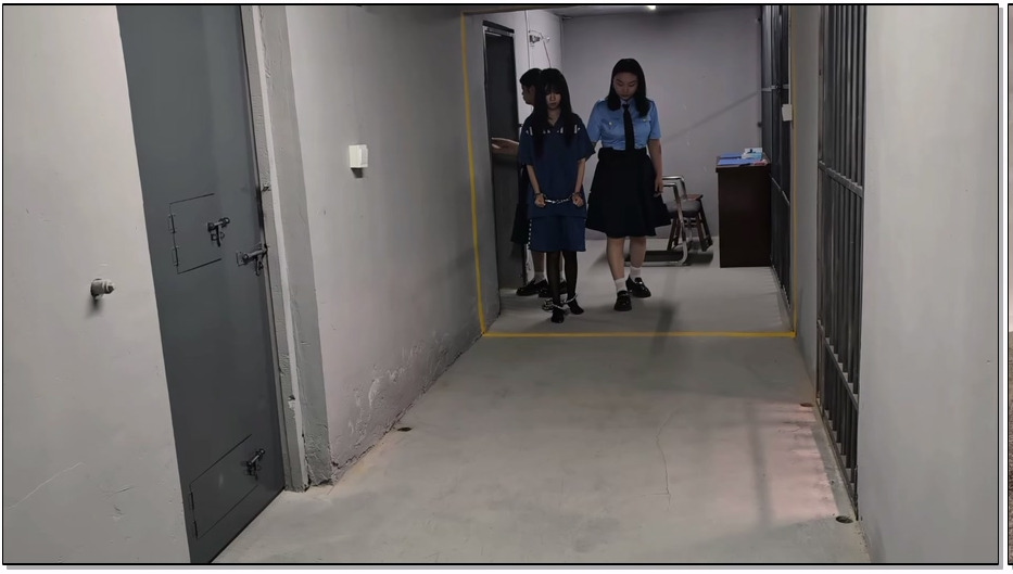 XXGZS051-鑫鑫工作室 女犯被捕后不老实，被吊起来，TK，驷马，最后终于承认罪行，被判处死刑